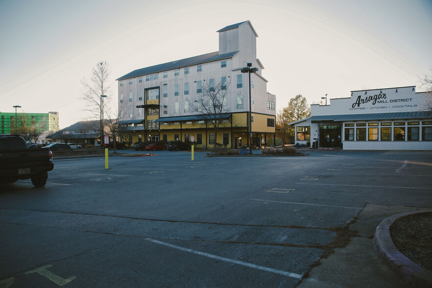 525 S School Ave, Fayetteville, AR for lease - Building Photo - Image 1 of 22