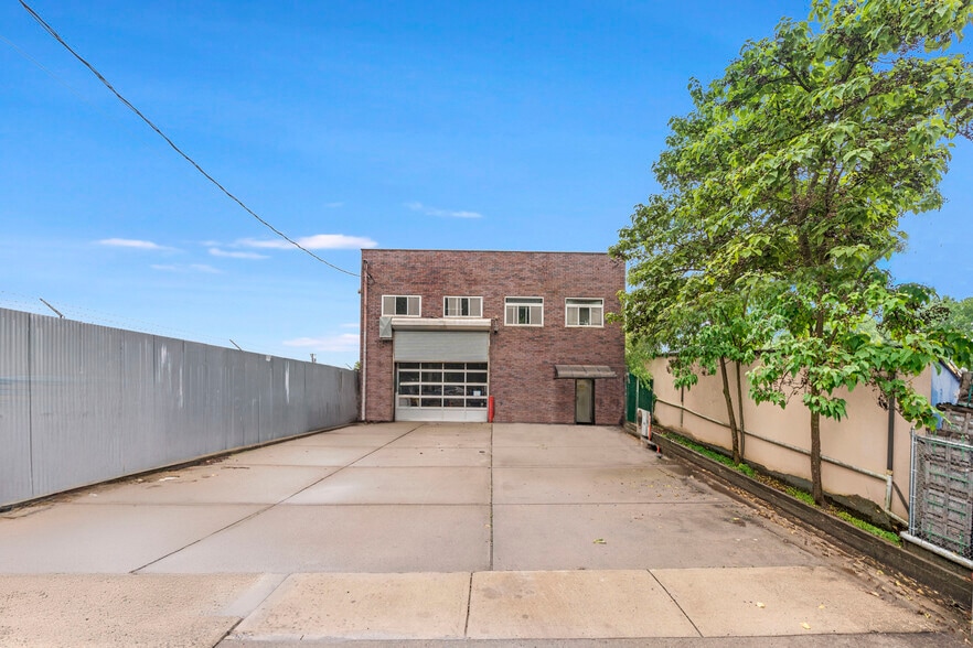 574 Industrial Loop, Staten Island, NY for sale - Building Photo - Image 1 of 15