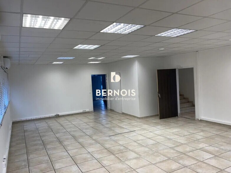 Office in La Seyne-sur-Mer for lease - Building Photo - Image 3 of 5