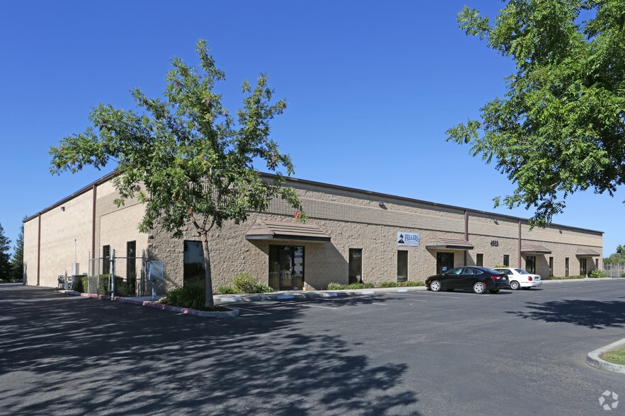 4933 W Jennifer Ave, Fresno, CA for lease - Primary Photo - Image 2 of 5