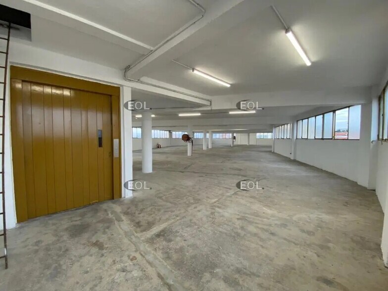 Flex in Marseille for lease - Interior Photo - Image 2 of 7