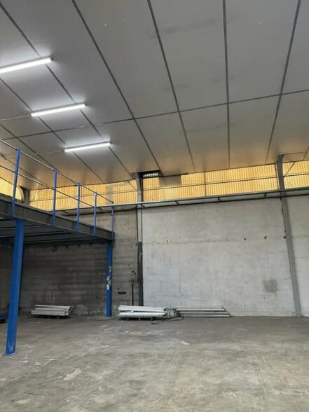 Flex in Châteaurenard for lease - Interior Photo - Image 2 of 8