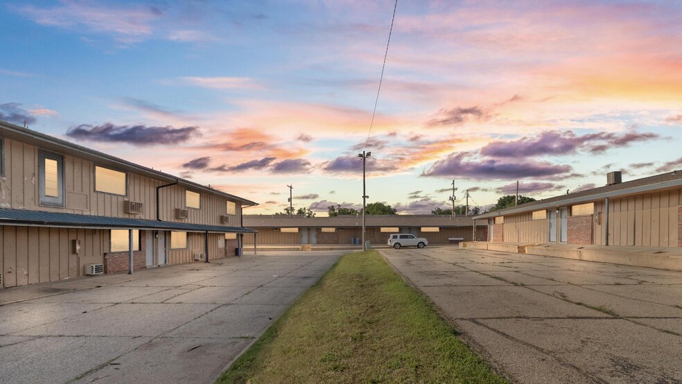116 NW 14th St, Abilene, KS for sale - Building Photo - Image 3 of 17
