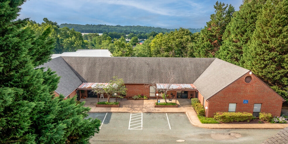 3040 Berkmar Dr, Charlottesville, VA for lease - Building Photo - Image 3 of 15