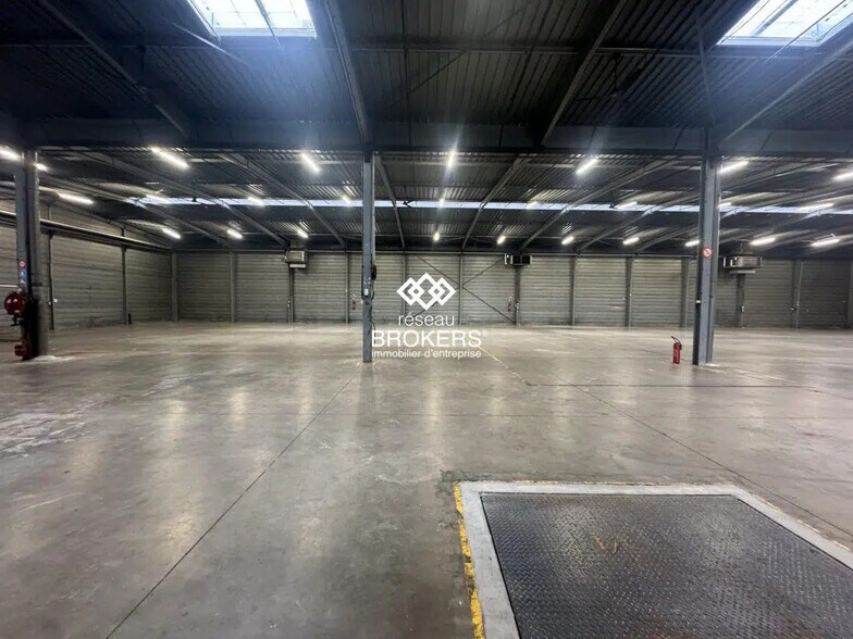Industrial in Louvres for lease - Interior Photo - Image 1 of 7