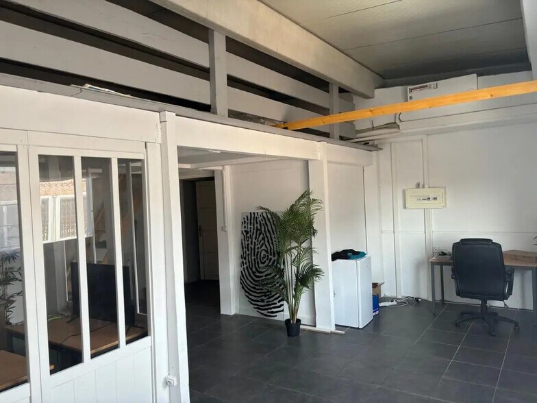 Flex in Puget-sur-Argens for lease - Interior Photo - Image 1 of 4