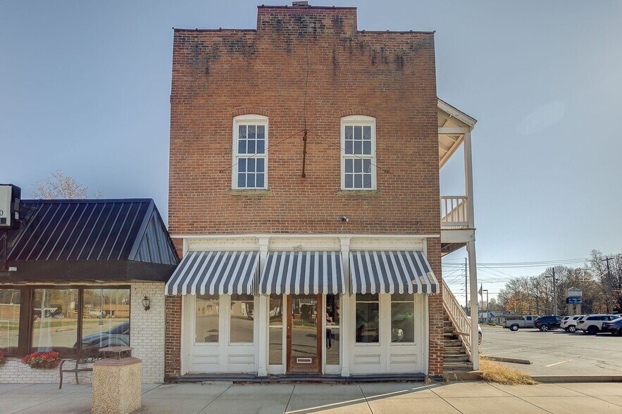 14 1/2 Main St., Pinckneyville, IL 62274 Retail for Sale