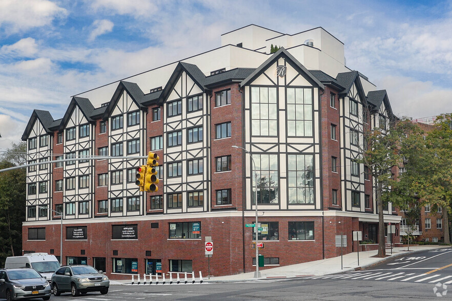 241-15 Northern Blvd, Flushing, NY for lease - Building Photo - Image 1 of 4