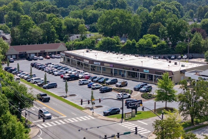 3642 Brownsboro Rd, Louisville, KY for lease - Building Photo - Image 3 of 12