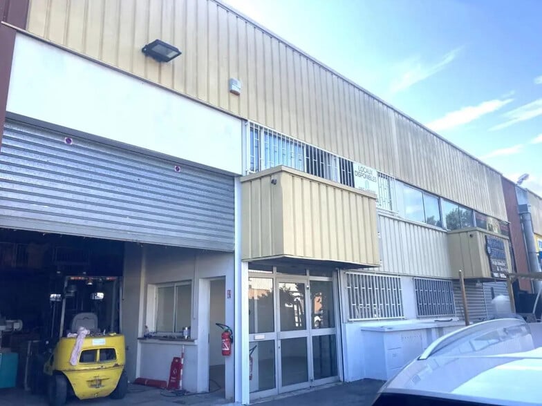 Retail in Mandelieu-la-Napoule for lease - Building Photo - Image 2 of 5