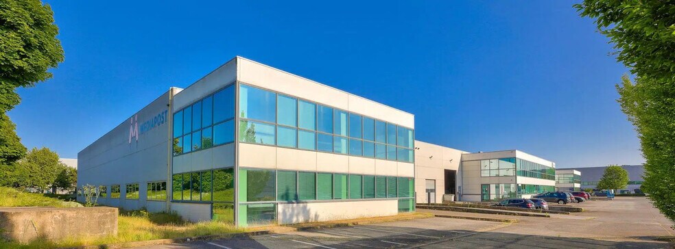 Industrial in Chilly-Mazarin for lease - Building Photo - Image 2 of 4