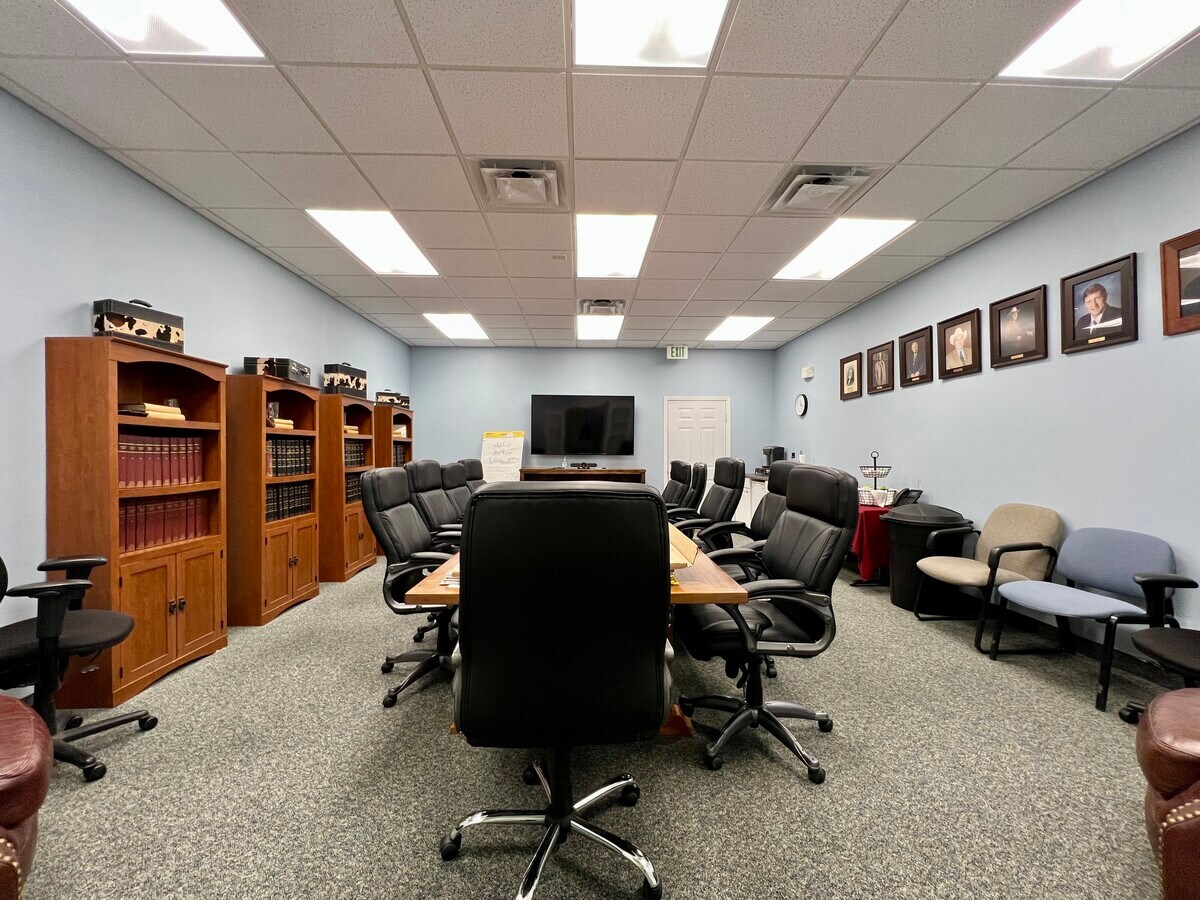 7607 NW Prairie View Rd, Platte Woods, MO 64151