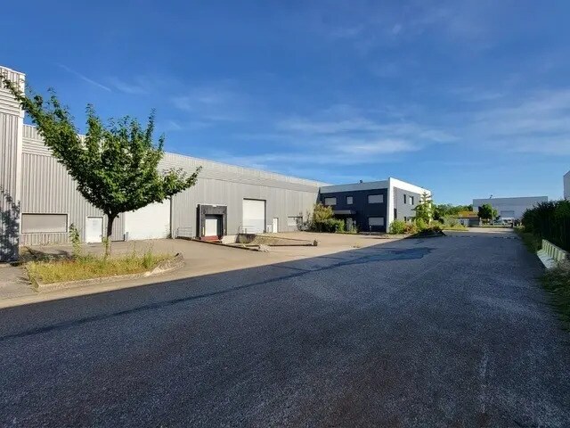 Flex in Saint-Priest for lease - Building Photo - Image 3 of 7