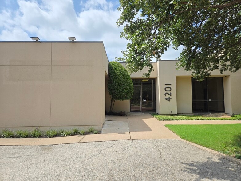 4201 Camp Bowie Blvd, Fort Worth, TX for lease - Building Photo - Image 2 of 43