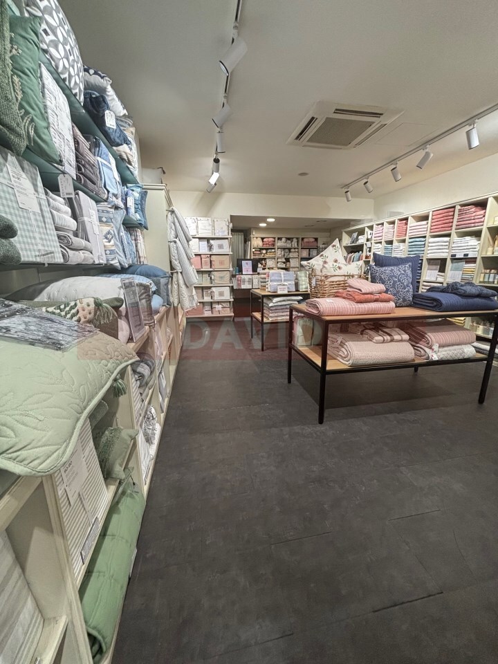 Retail in Barcelona, Barcelona for lease Interior Photo- Image 1 of 3