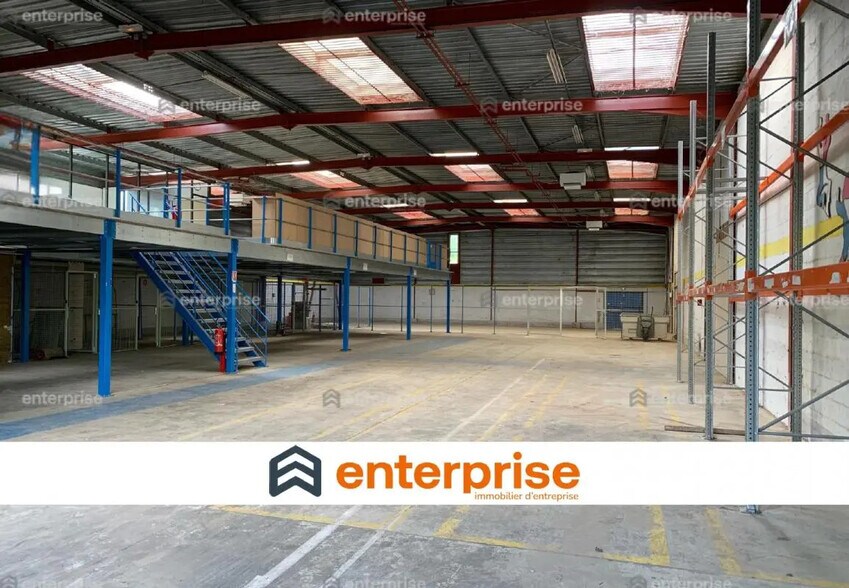 Flex in Amiens for lease - Interior Photo - Image 1 of 2