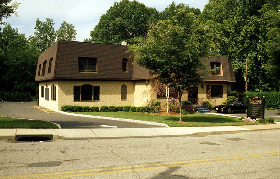 36 Farview Ter, Paramus, NJ for sale - Primary Photo - Image 1 of 1