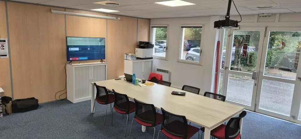 Office in Bron for lease - Interior Photo - Image 1 of 5