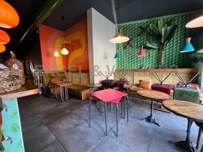 Retail in Barcelona, Barcelona for lease Interior Photo- Image 2 of 6