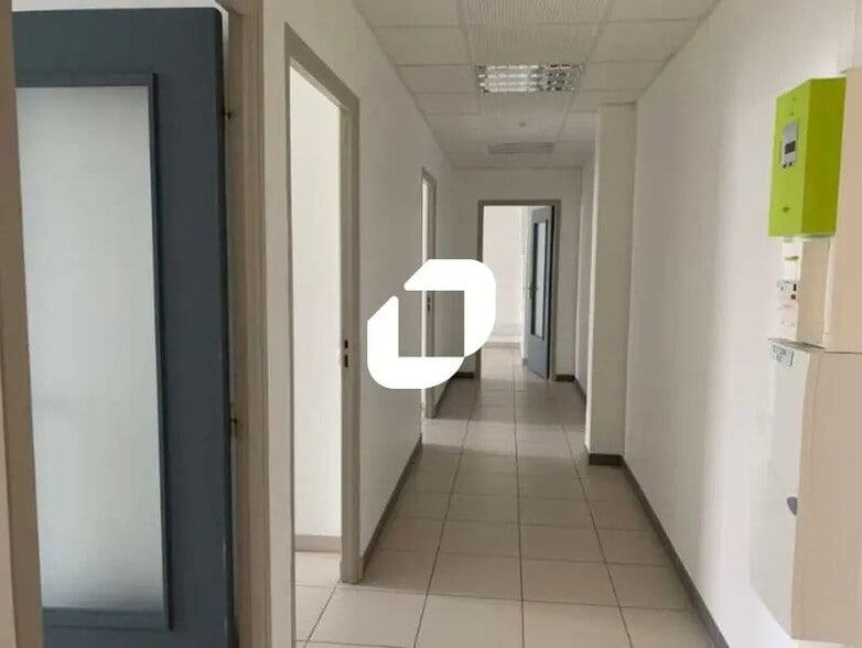 Office in Orgeval for lease - Interior Photo - Image 2 of 4