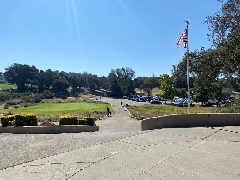 10333 Meadow Glen Way E, Escondido, CA for sale - Primary Photo - Image 1 of 1