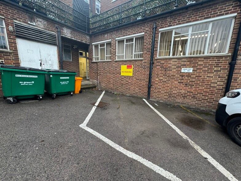 11 Station Parade, Virginia Water for lease - Building Photo - Image 3 of 7