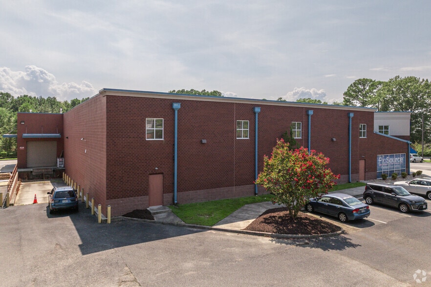 301 Village Ave, Yorktown, VA for lease - Building Photo - Image 3 of 4