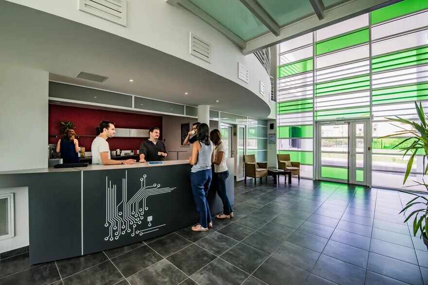 707 Chemin Du Quintin, Salon-de-Provence for lease - Lobby - Image 3 of 10