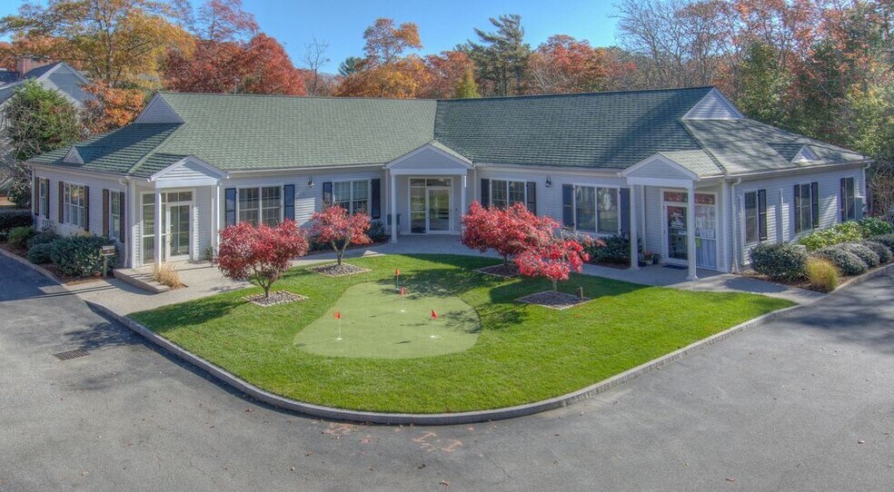 400 Nathan Ellis Hwy, Mashpee, MA for sale - Primary Photo - Image 1 of 1