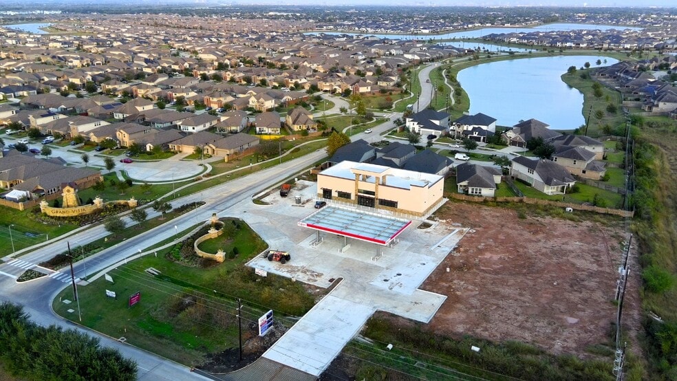 8426 Grand Mission Blvd, Richmond, TX for lease - Building Photo - Image 2 of 6