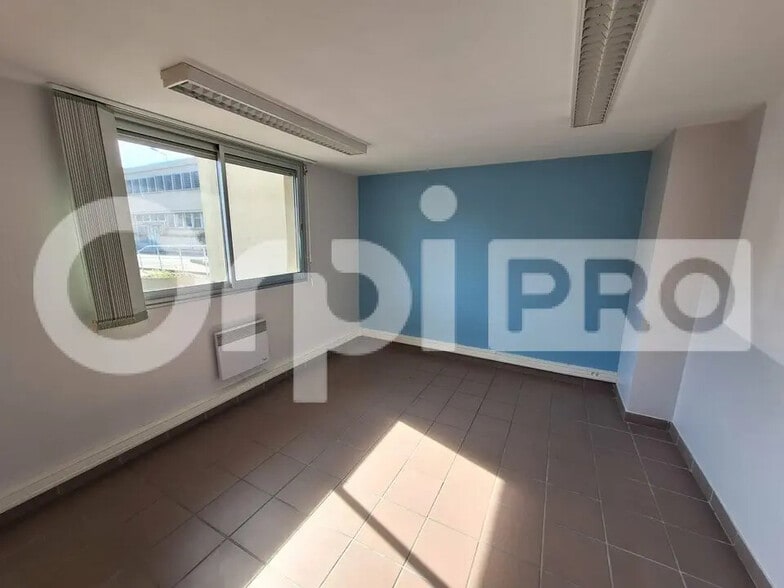 Office in Senlis for lease - Building Photo - Image 3 of 8