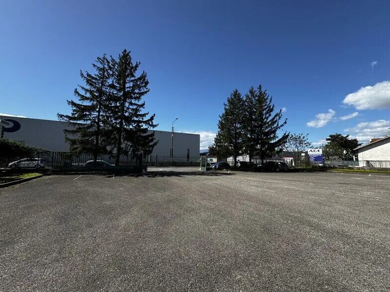 Office in Décines-Charpieu for lease - Building Photo - Image 3 of 27