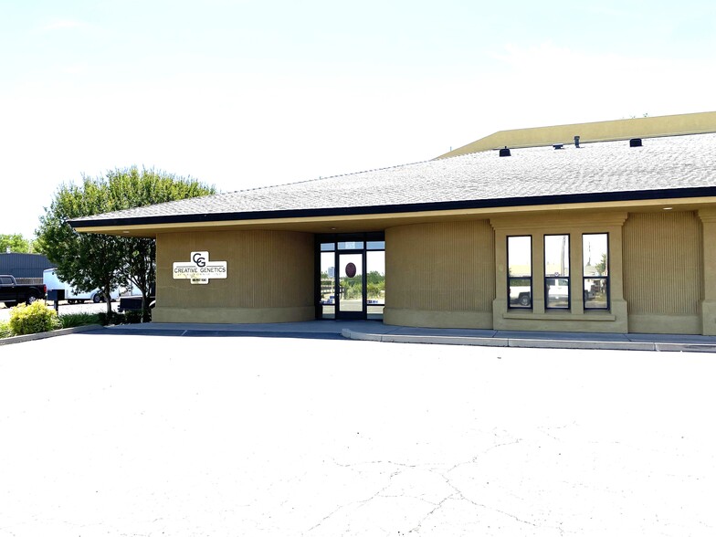 900 Post Rd, Oakdale, CA for sale - Building Photo - Image 1 of 14