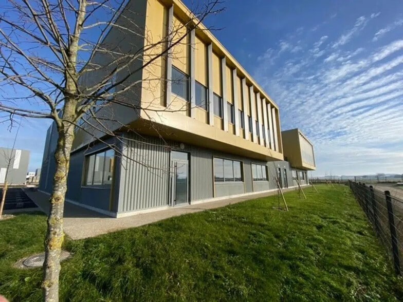 Flex in Saint-Léonard for lease - Building Photo - Image 3 of 12