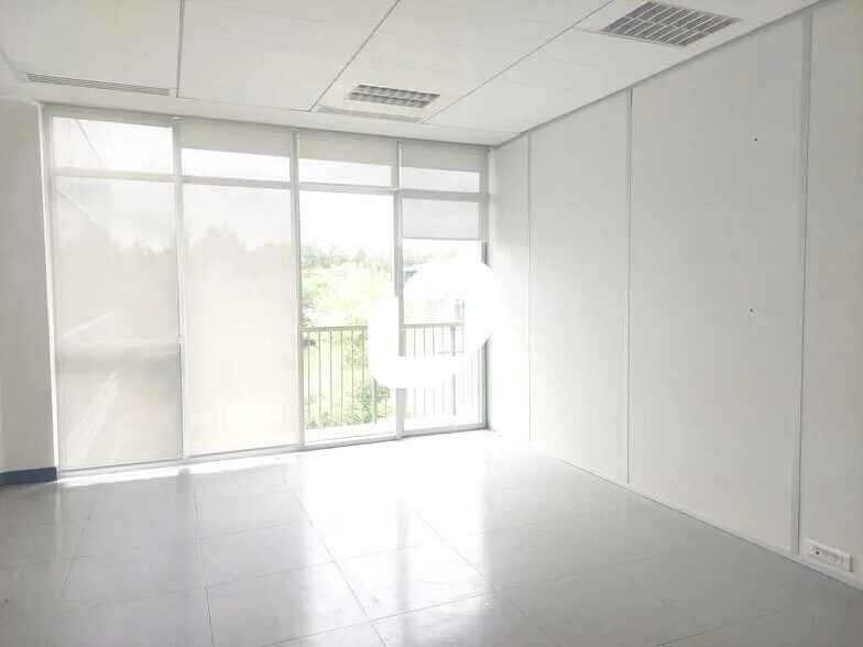 Office in Voisins-le-Bretonneux for sale - Interior Photo - Image 3 of 10