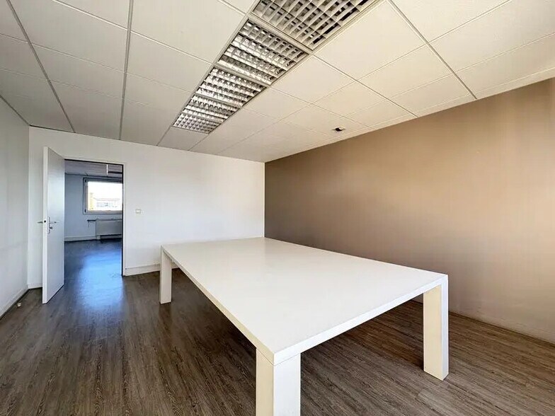 Office in Lyon for lease - Building Photo - Image 3 of 11