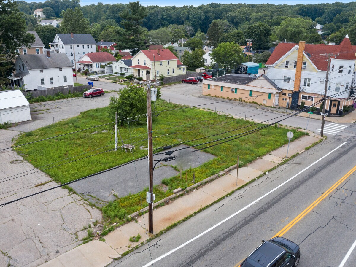 592596 Smithfield Ave, Pawtucket, RI 02860