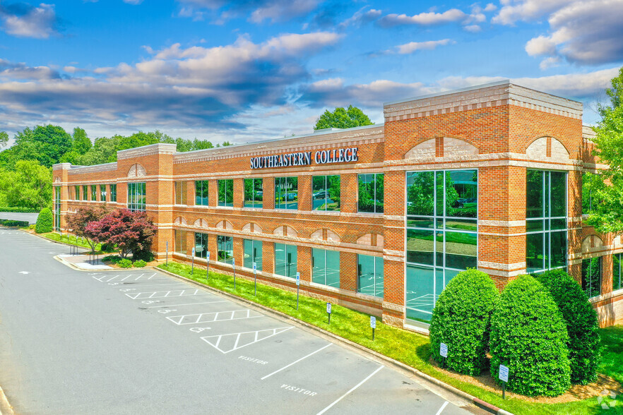 207 Regency Executive Park Dr, Charlotte, NC for lease - Primary Photo - Image 1 of 4