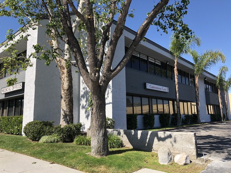 27141 Hidaway Ave, Canyon Country, CA for lease - Primary Photo - Image 2 of 17