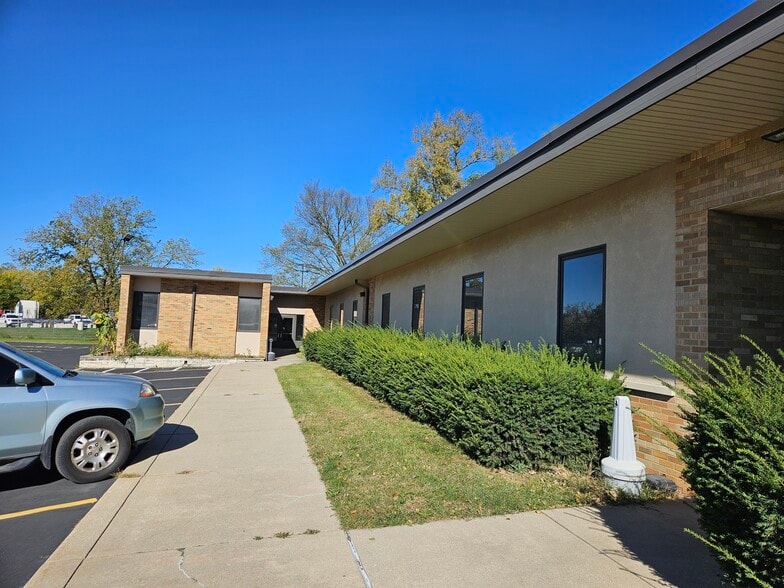 100 Manhattan Rd, Joliet, IL for lease - Building Photo - Image 1 of 9