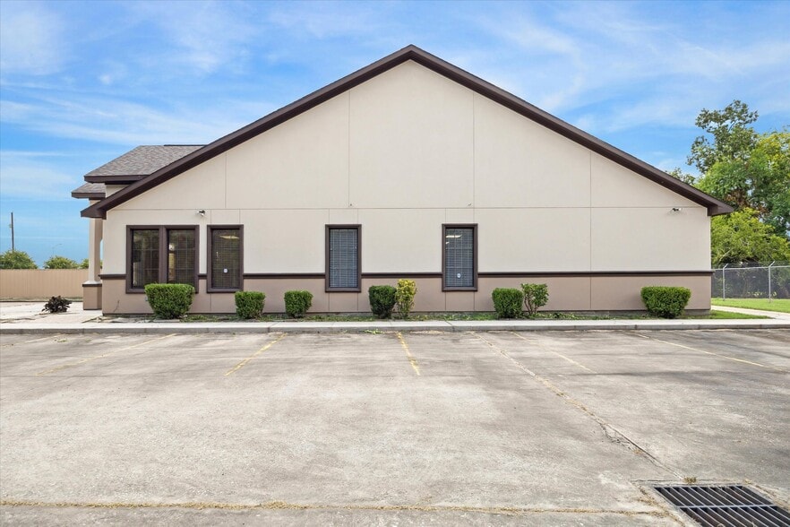 3260 Strawberry Rd, Pasadena, TX for sale - Building Photo - Image 3 of 14