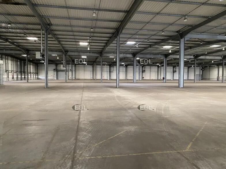 Industrial in Bressolles for lease - Interior Photo - Image 3 of 7