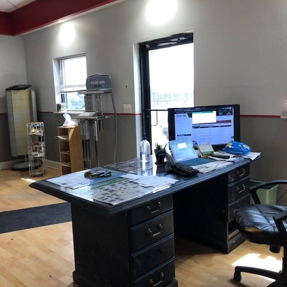 962 Neubling Ave, Evansville, IN for sale - Interior Photo - Image 2 of 13