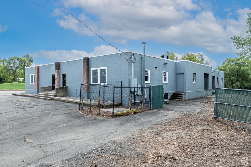 195 W Newberry Rd, Bloomfield, CT for lease - Building Photo - Image 2 of 13