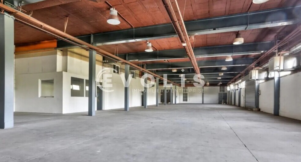 1 Rue Blaise Pascal, Chilly-Mazarin for lease - Interior Photo - Image 2 of 8