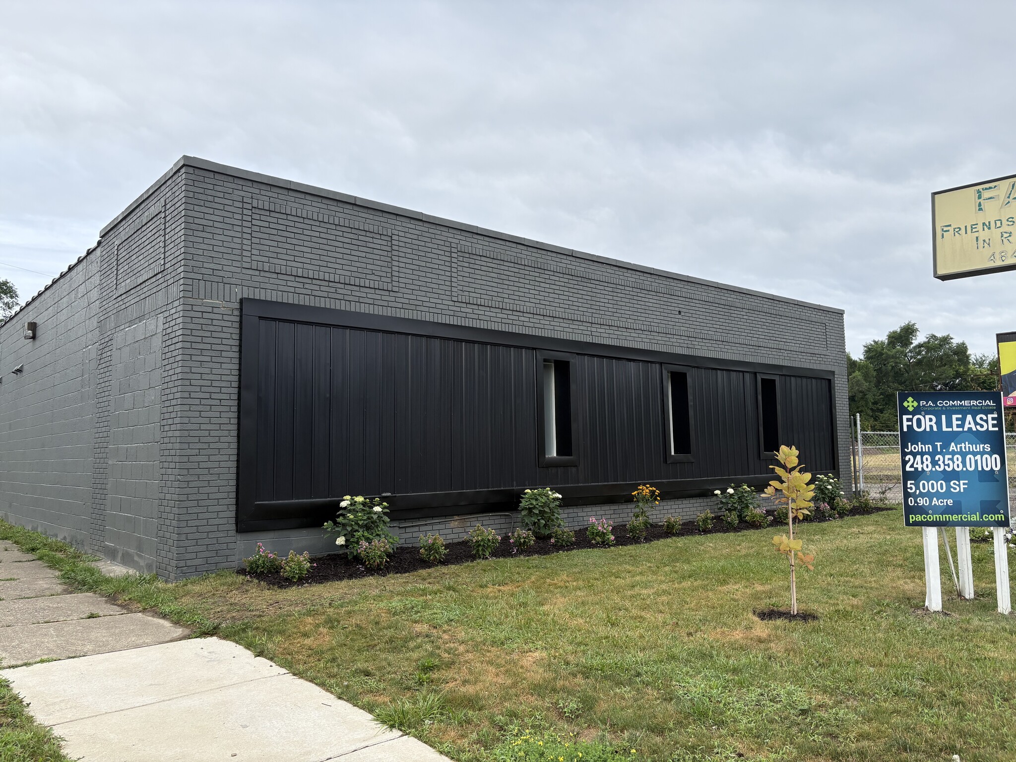 484 Auburn Ave, Pontiac, MI for lease Building Photo- Image 1 of 10