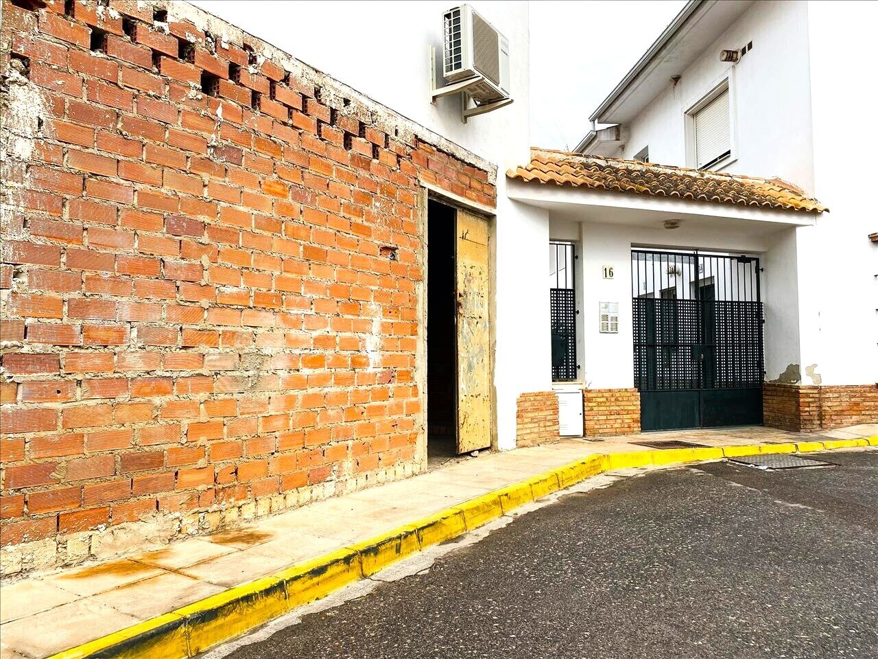 Retail in Sanlúcar la Mayor for sale Building Photo- Image 1 of 18