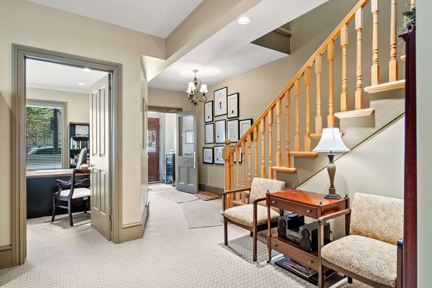 195 Sydenham St, Kingston, ON for sale - Interior Photo - Image 3 of 8