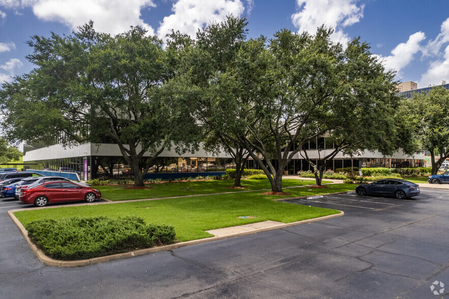 810 Highway 6 S, Houston, TX for lease - Building Photo - Image 2 of 6