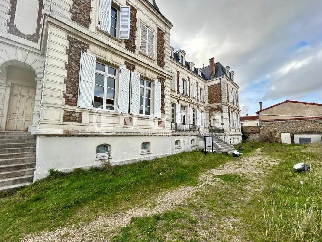 Office in Corbeil-Essonnes for lease Building Photo- Image 1 of 8